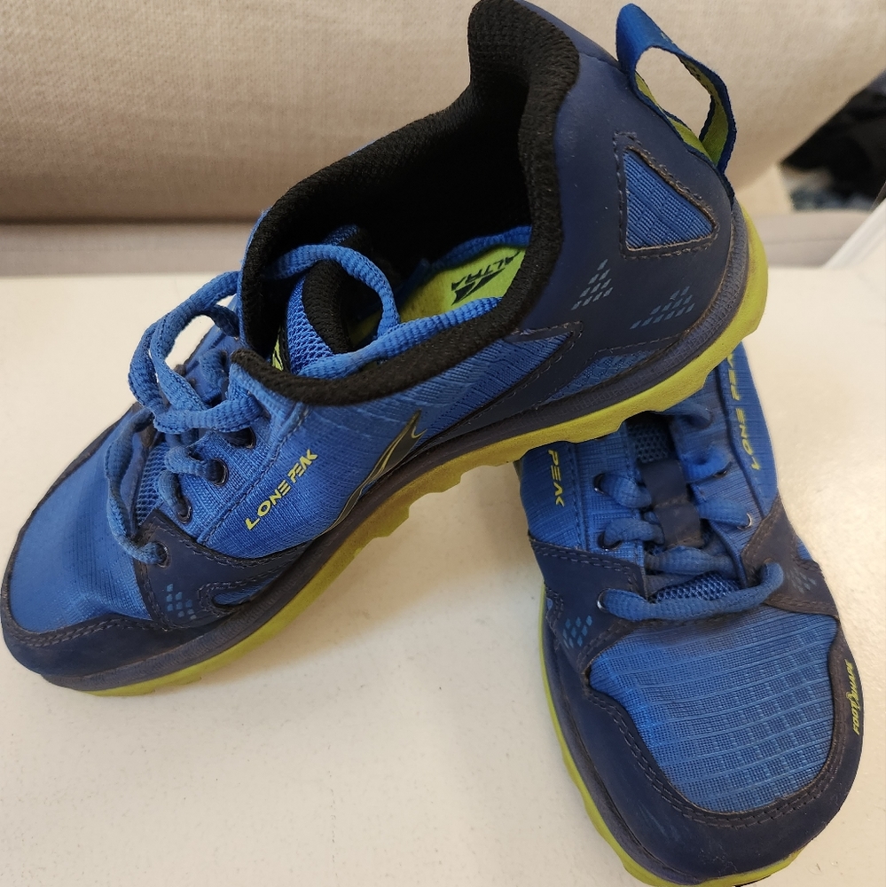 Boys Altra Lone Peak Hiking and Running Shoe Size 2 (Big Boys) worn minimally.